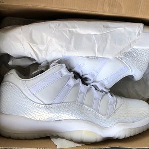 White platinum Jordan’s 11 size 8Men’s 10 women’s